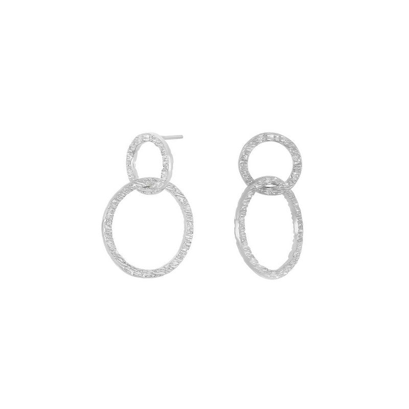 LOOK52 ørehængere i rhodineret 925 sterlingsølv med to sammensatte teksturerede ringe fra Nordahl Andersen.