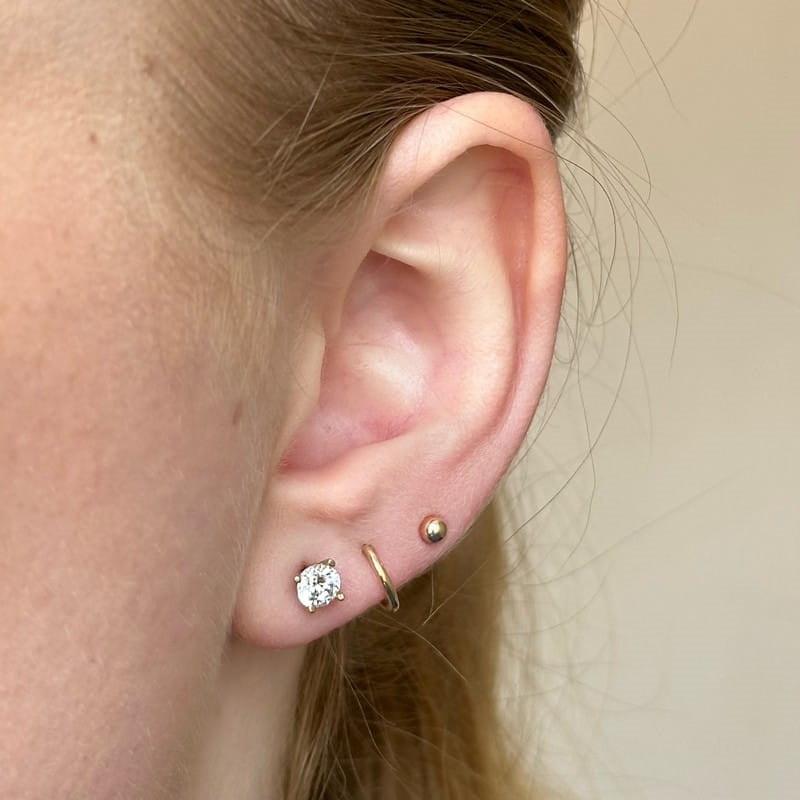 Siersbøl ørestikker i 8 kt guld med zirkonia