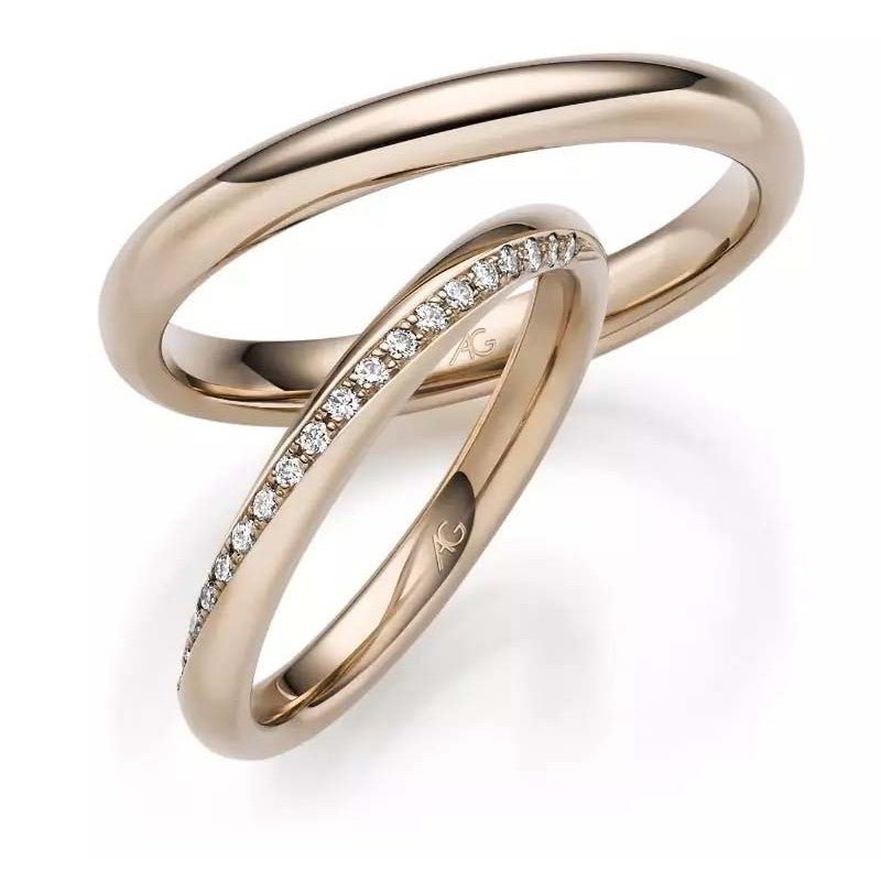 Eksklusivt Gerstner vielsesringsæt i 14 karat hazelguld med blank overflade og 0,095 ct diamanter – dame 2,5 mm, herre 3 mm.