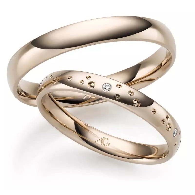 Unikke Gerstner vielsesringe i 14 karat hazelguld med 0,025 ct diamanter i stjernemønster – blankpoleret og let buet.