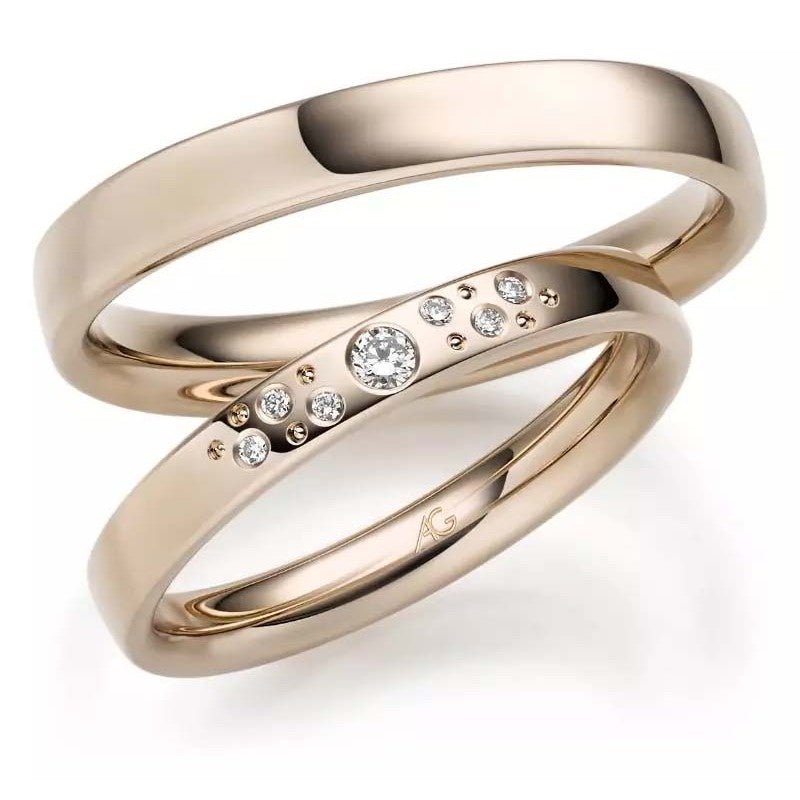 Eksklusive Gerstner vielsesringe i 14 karat hazelguld med 0,07 ct diamanter – herrering 3,5 mm og damering 3 mm med stjernedrys.