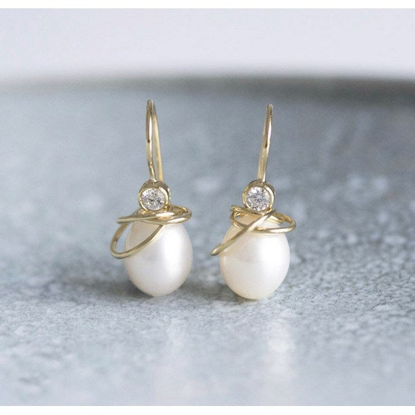 Magic Circles ørehængere fra Rabinovich i forgyldt sølv med ferskvandsperle og zirkonia