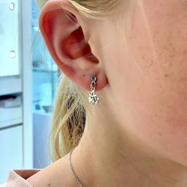 Noa Kids ørestikker i rhodineret sølv med anker, kors og hjerte – Nordahl Andersen