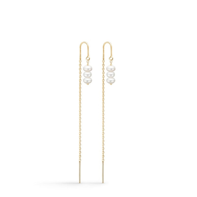 Ashley ørekæder fra Mads Z i 8 kt guld med hængende kæde og tre hvide perler – White Label kollektionen.