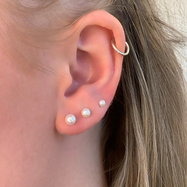 Siersbøl ørestikker i 8 kt guld med 3 mm ferskvandsperler