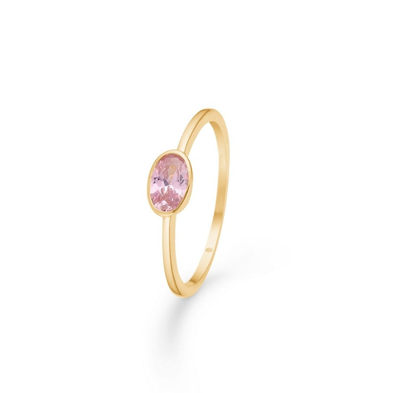 Mads Z Rose ring i 8 karat guld med ovalt rosa zirkonia fra White Label kollektionen.