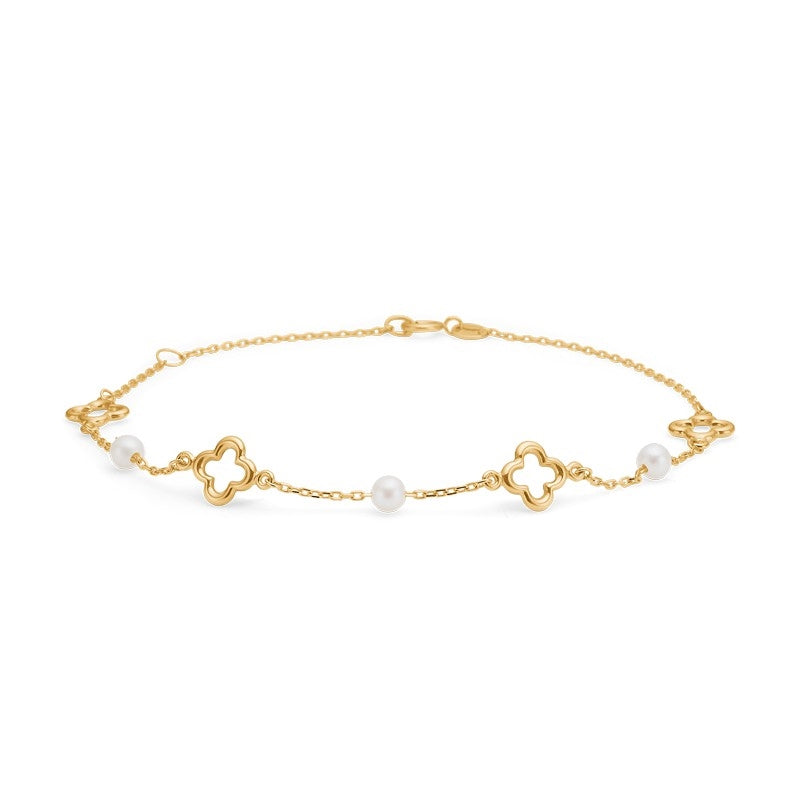 Mads Z Aurelia armbånd fra White Label i 8 karat guld med hvide ferskvandsperler og kløvervedhæng, 17–20 cm.