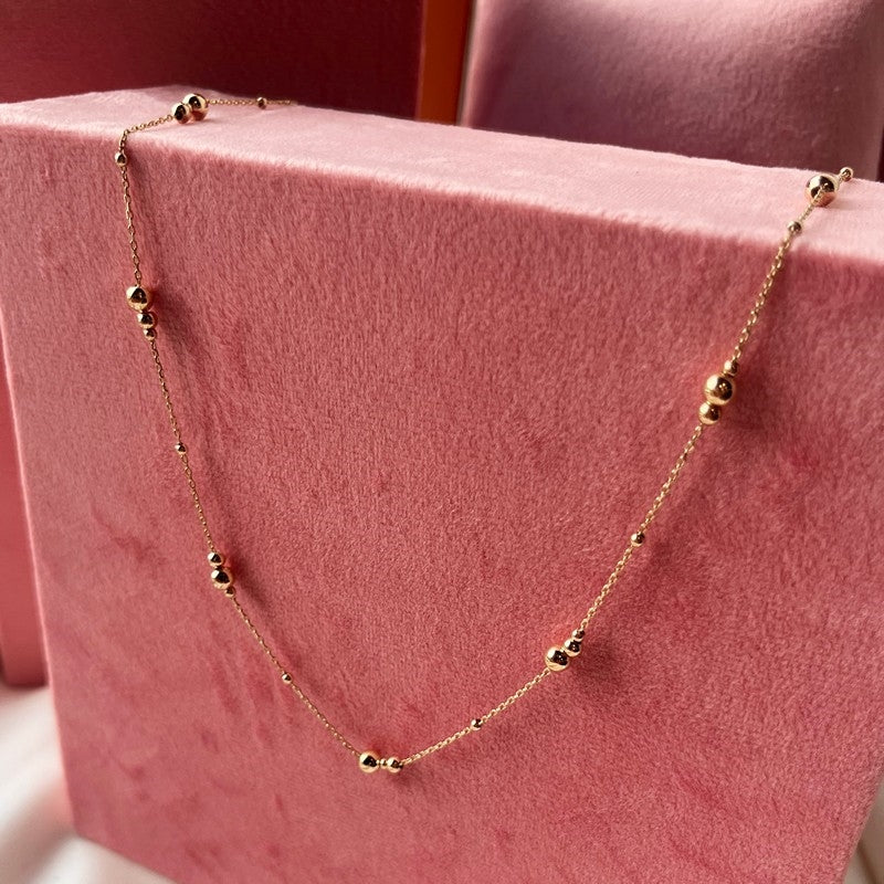 Scrouples halskæde i 8 karat guld med kugler