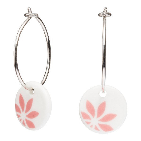 Nordahl Andersen creoler i sølv med hvidt porcelænsvedhæng og rosa blomst 14 mm