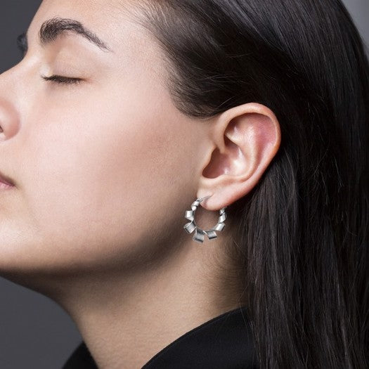Jane Kønig Small Curly hoop ørering i mat sølv
