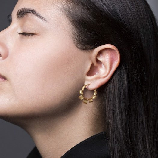 Jane Kønig Small Curly hoop ørering i mat forgyldt sølv