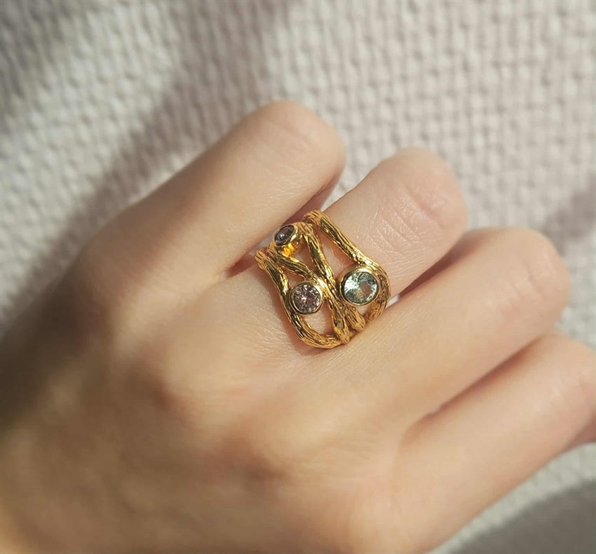 Evergreen ring fra Studio Z i 18 karat forgyldt sølv med farvede zirkonia