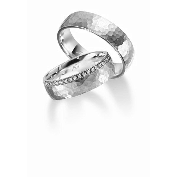 Moderne Gerstner vielsesringe i 14 karat hvidguld med banket overflade og 20 diamanter i damering – 6 mm bredde.