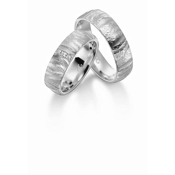 Klassiske Gerstner vielsesringe i 14 karat hvidguld med 0,045 ct diamanter – sæt med tekstureret overflade og blank finish.