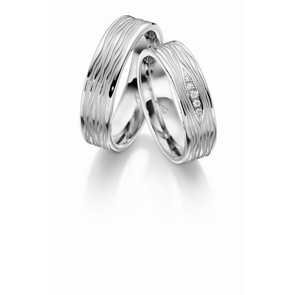 Eksklusive Gerstner vielsesringe i 14 eller 9 karat hvidguld med 0,034 ct diamanter, 6 mm brede med blank og silkemat overflade.