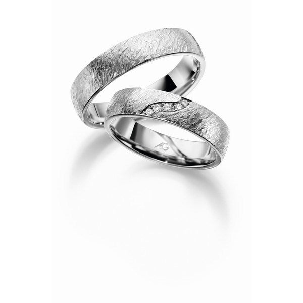 Rustikke Gerstner vielsesringe i 14 karat børstet hvidguld med 5 diamanter (0,045 ct) – sæt med dame- og herrering.