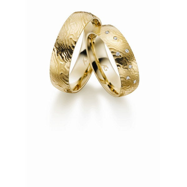 Unikke Gerstner vielsesringe i 14 eller 9 karat guld med organisk overflade og 0,03 ct diamanter