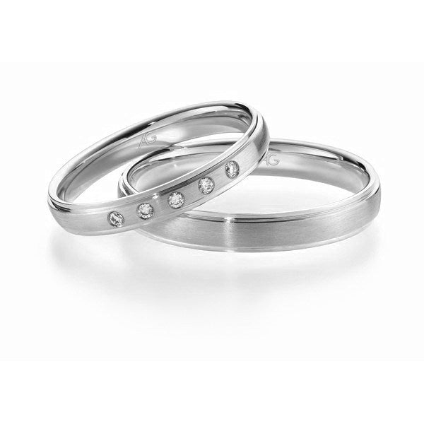 Eksklusivt Gerstner vielsesringe i 14 eller 9 kt hvidguld med 5 diamanter og silkemat overflade med blanke kanter.