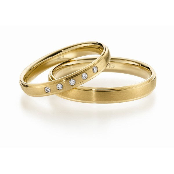 Eksklusive Gerstner vielsesringe i 14 eller 9 karat guld med 0,05 ct diamanter i silkemat finish – sæt med to ringe.