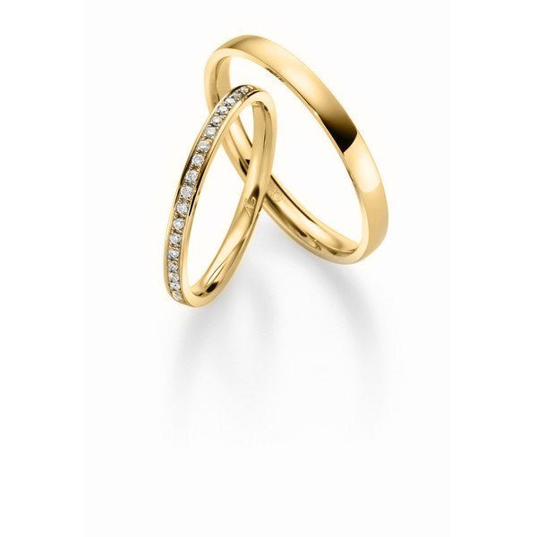 Eksklusive Gerstner vielsesringe i 14 karat guld med 20 diamanter på damering og blank herrering.
