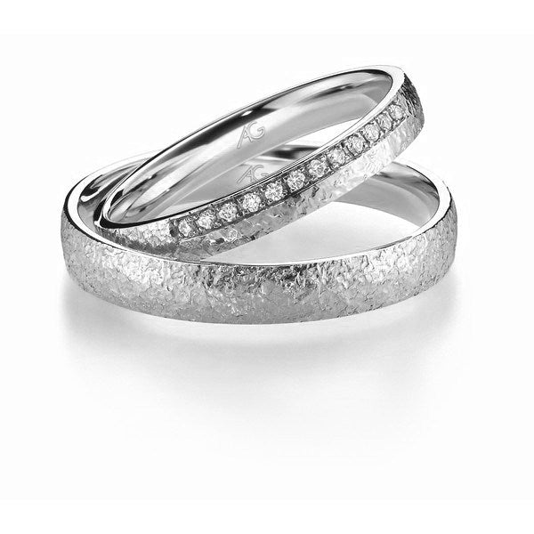 Eksklusivt Gerstner vielsesringesæt i 14 karat hvidguld med 12 diamanter og hamret overflade.