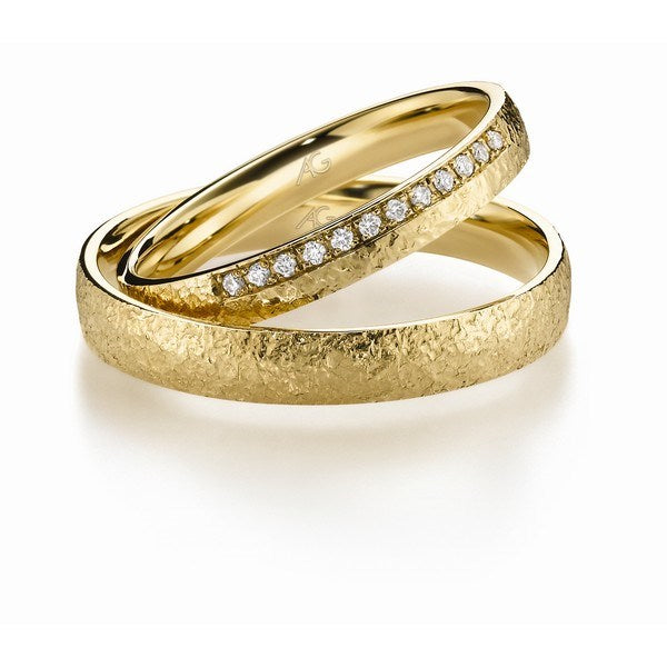 Eksklusive Gerstner vielsesringe i 14 eller 9 karat guld med 0,06 ct diamanter og rustik, struktureret overflade.