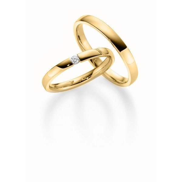 Smukt Gerstner vielsesringesæt i 14 karat guld med blank overflade og 0,04 ct diamant i damering.