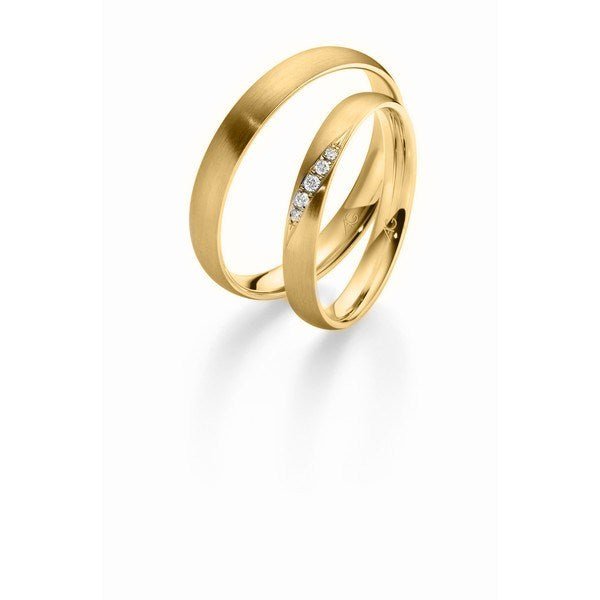Smukke Gerstner vielsesringe i 9 eller 14 karat silkemat guld med 5 diamanter og elegant skråt bånd.