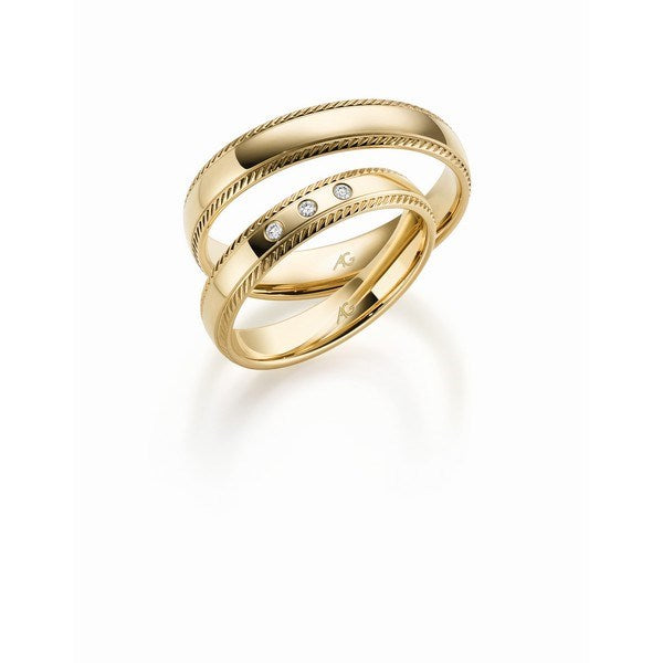 Eksklusive Gerstner vielsesringe i 14 eller 9 karat guld med tre diamanter og facetmønster.