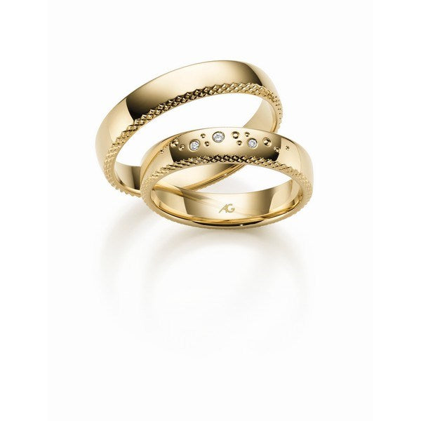 Smukt Gerstner vielsesringsæt i 14 karat guld med blank overflade, facetmønster og 0,023 ct diamanter i dameringen.