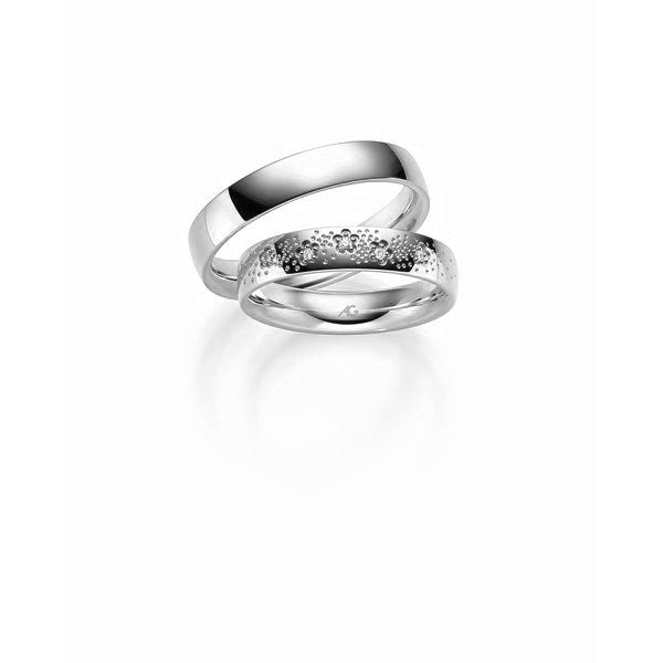 Romantiske Gerstner vielsesringe i 14 karat hvidguld med blomstermønster og 0,036 ct diamanter fra Smykkecenter.