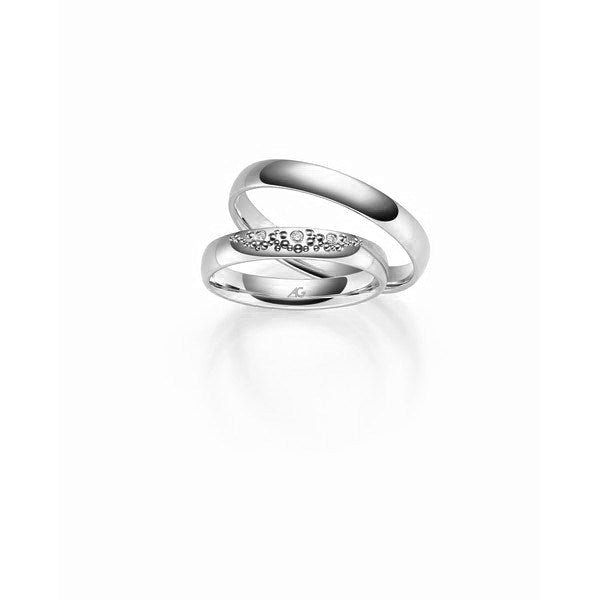 Romantiske Gerstner vielsesringe i 9 eller 14 karat hvidguld med blank overflade og damering med 0,02 ct diamanter.