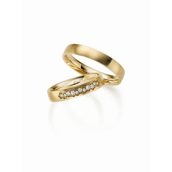 Romantiske Gerstner vielsesringe i 14 eller 9 karat guld med 0,09 ct diamanter i blomsterdesign – sæt med herre- og damering.