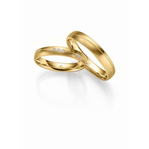 Gerstner vielsesringe i 9 eller 14 karat guld med silkemat overflade, graveret linje og 15 diamanter på damering.