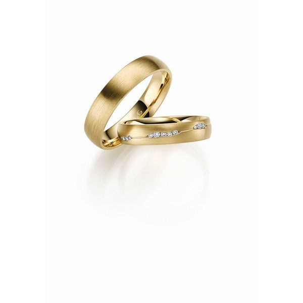 Eksklusive Gerstner vielsesringe i 9 eller 14 karat guld med silkemat finish og 0,138 ct diamanter i asymmetrisk mønster.