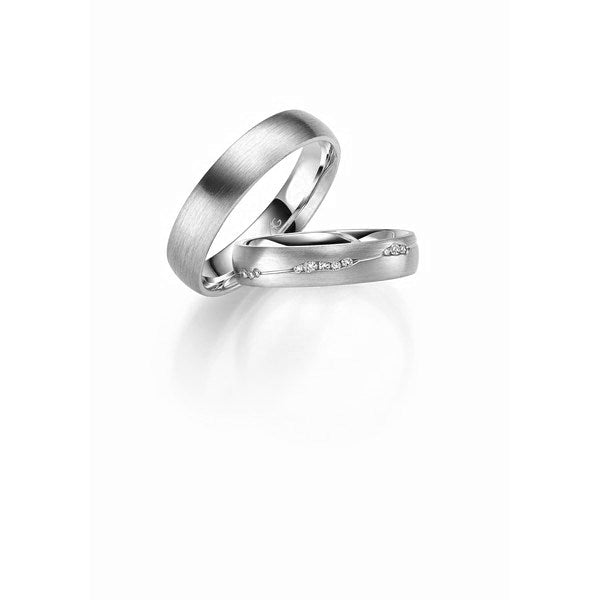 Stilfulde Gerstner vielsesringe i 9 eller 14 karat hvidguld med silkemat finish og 0,138 ct diamanter i asymmetrisk mønster.