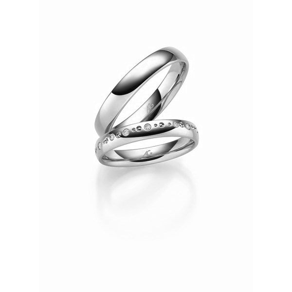 Moderne Gerstner vielsesringe i 14 karat hvidguld med 15 diamanter i asymmetrisk mønster – klassisk blank finish.