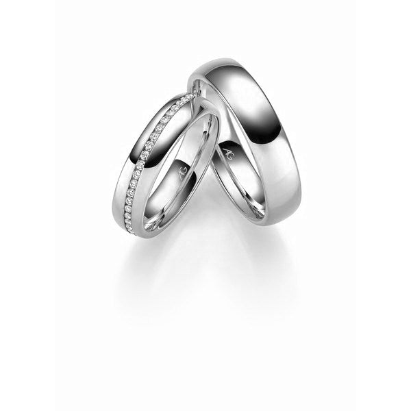 Gerstner eksklusive vielsesringe i 9 eller 14 karat hvidguld med 0,46 ct diamanter og blank overflade.