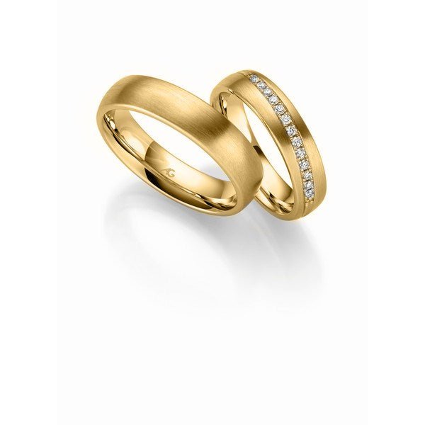 Eksklusive Gerstner vielsesringe i 14 karat guld med silkemat finish og 15 diamanter i damering.