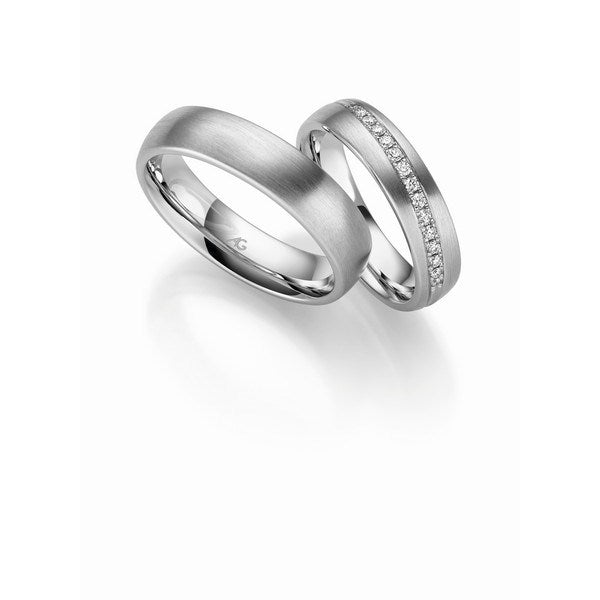 Unikke Gerstner vielsesringe i 14 karat hvidguld med silkemat overflade og 0,136 ct diamanter i damering.
