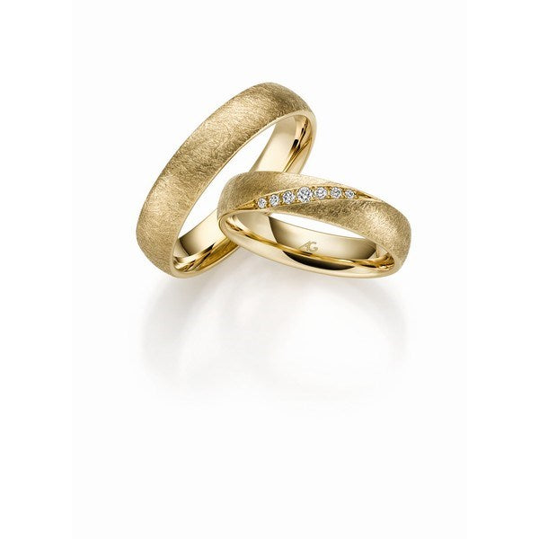 Moderne Gerstner vielsesringe i 14 karat guld med mat, rustik overflade og 0,066 ct diamanter i dameringen.