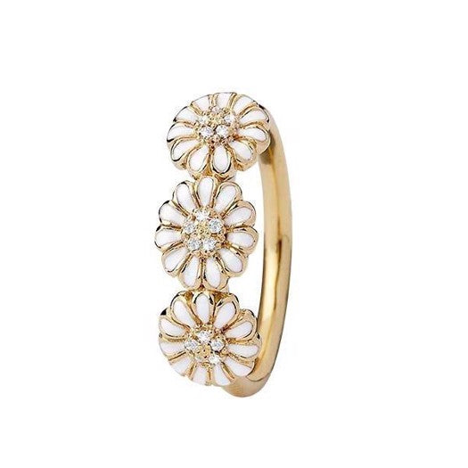 Christina Collect forgyldt ring Marguerite Love med tre margueritter, hvid emalje og 15 topaser fra Christina Jewelry & Watches.