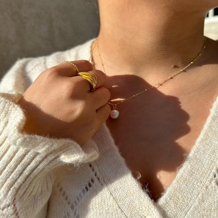 Perlehalskæde med barok perle i 18 karat forgyldt sølv fra MerlePerle