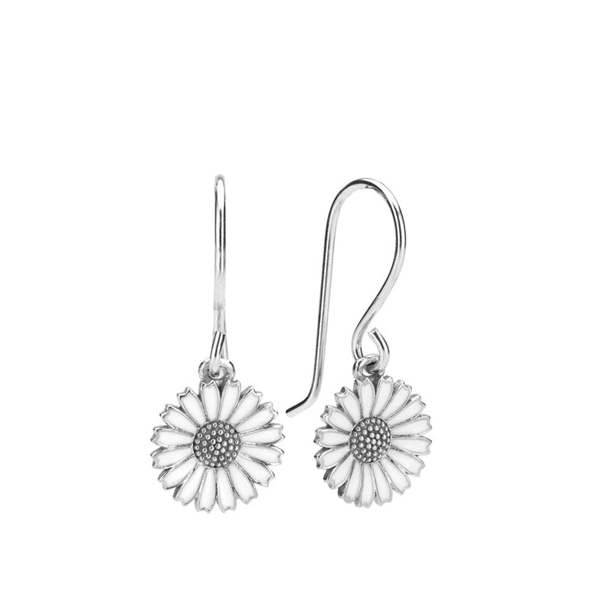 Marguerit ørehængere i sølv med hvid emalje fra Kranz & Ziegler – blomsterformede øreringe.