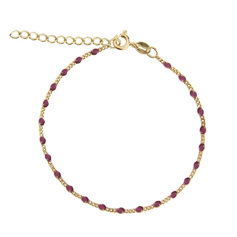 Wild Rose armbånd fra Jeberg Jewellery i 14 kt forgyldt sølv med rosa krystaller og justerbar længde 16–19 cm.
