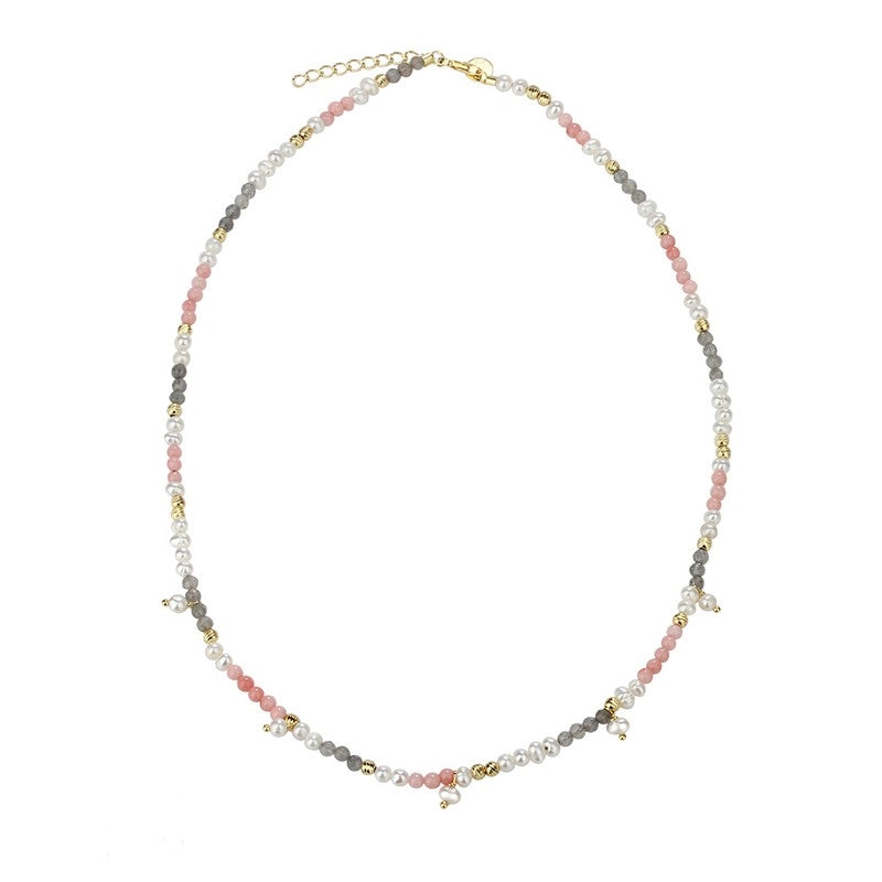 Opal Love halskæde fra Aqua Dulce i forgyldt sølv med pink opal, grå calcedonia og ferskvandsperler, 42–45 cm.