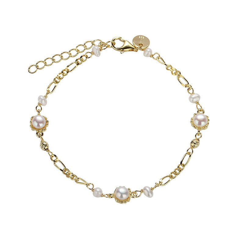 Aqua Dulce Pearl Mila armbånd i forgyldt sølv med hvide ferskvandsperler og figarokæde 17–20 cm.