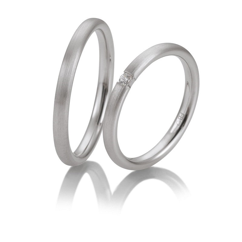 Sofistikerede Breuning vielsesringe i 9 eller 14 karat hvidguld med 0,04 ct diamant, blanke og 2,5 mm brede.