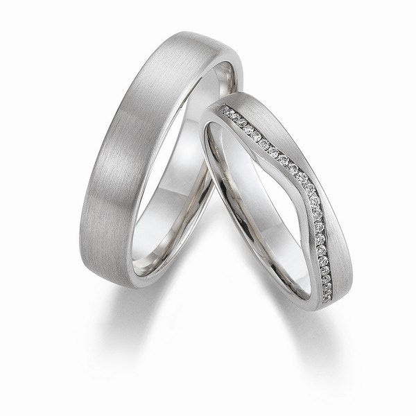 Eksklusiv Gerstner vielsesringe i 14 eller 9 karat hvidguld med silkemat overflade og 0,115 ct diamanter i damering.