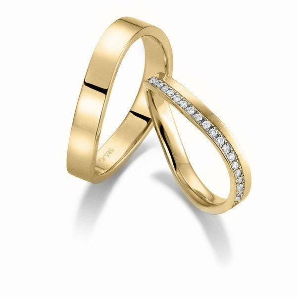 Stilfulde Gerstner vielsesringe i 14 eller 9 karat guld med 0,125 ct diamanter fra Smykkecenter – blanke ringe med twistet design og diamantbånd.